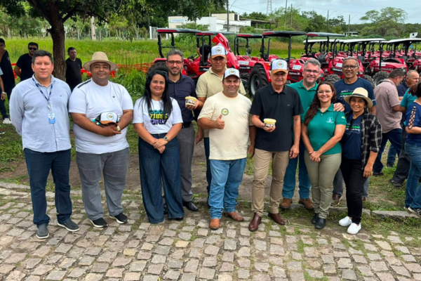 Cooperativas recebem tratores e máquinas agrícolas em entrega da Codevasf