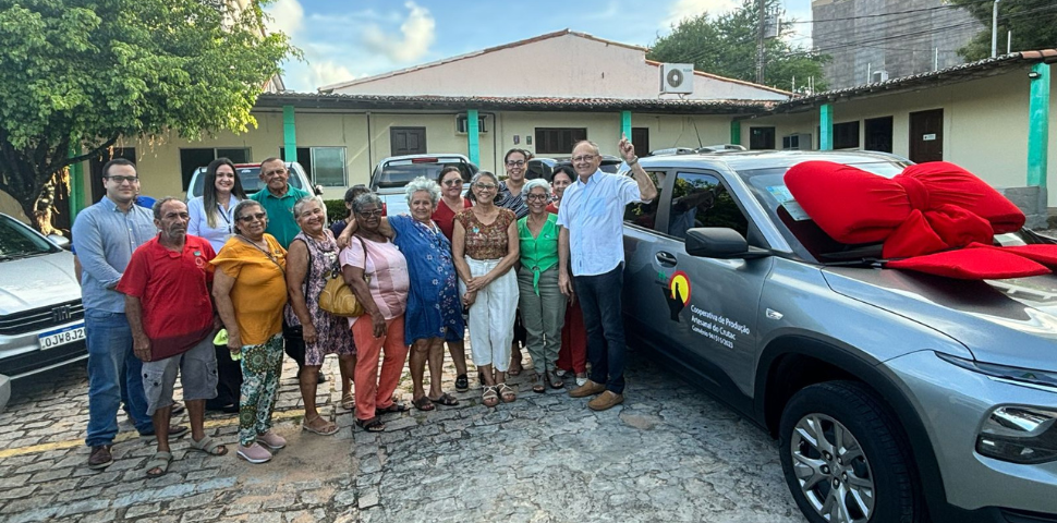 Cooperativa de artesãos é beneficiada com um carro por meio de Emenda Parlamentar
