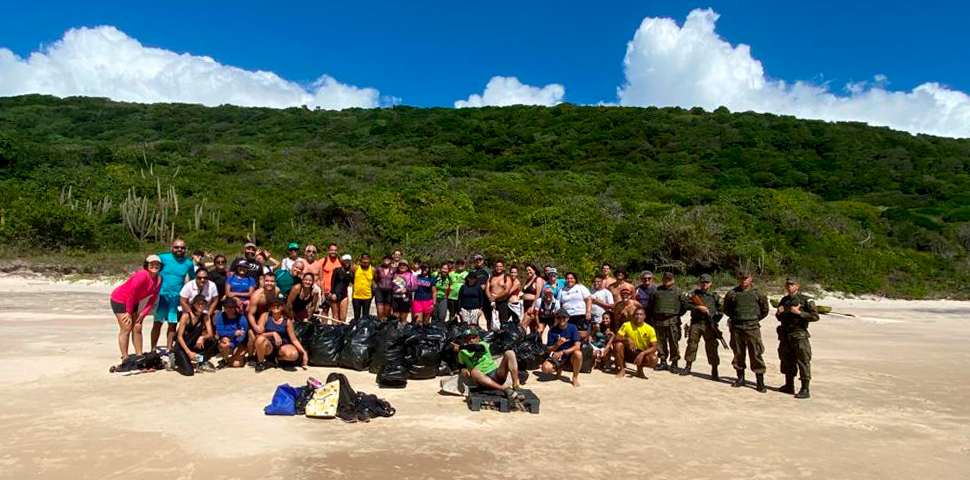 Voluntários realizam mutirão de limpeza em Ponta Negra